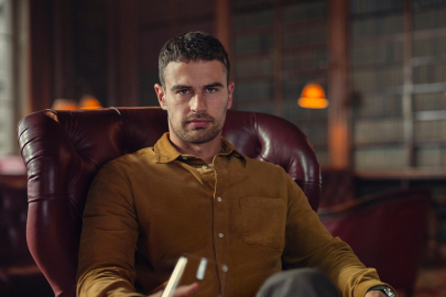 Theo James'in yükselişi: Modellikten yapımcılığa uzanan hikaye