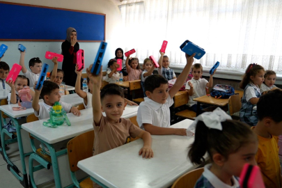 Bursa'da uyum haftasına başlayan öğrencilere hediye! Başkan Işık kendisi dağıttı