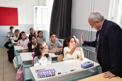 Başkan Özdemir'den öğrencilere çağrı! 'Atatürk ilke ve inkılaplarının ışığından ayrılmayın'