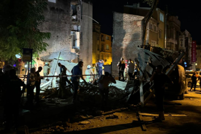 3 katlı metruk bina çöktü!