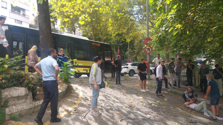 Bursa'da can pazarı: Belediye otobüsü kaza yaptı, yolcu camdan fırladı Bursa Hayat Gazetesi -2