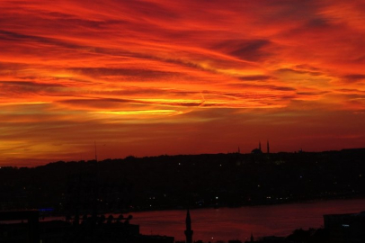 Kırmızı hava: Doğanın güzelliği mi, depremin habercisi mi?