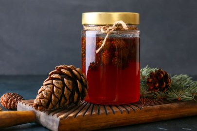 Kış hastalıklarına karşı doğal bir kalkan! Kozalak şurubunun faydaları ve zararları...