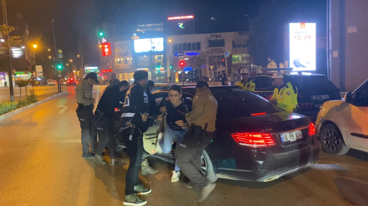 Bursa'da hareketli dakikalar: Havaya ateş açarak durduruldu!  Bursa Hayat Gazetesi -2