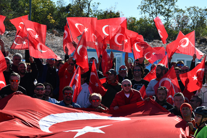 Bilecik'te 101 paraşütçü gökyüzünde bayrak açtı!