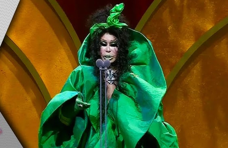 Kıyafeti olay olmuştu: Bülent Ersoy'dan Rihanna'ya gönderme!-Bursa Hayat Gazetesi-3