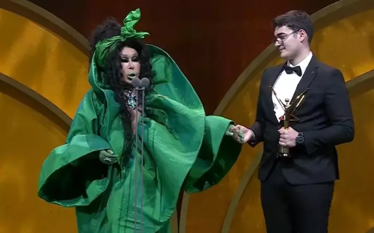 Kıyafeti olay olmuştu: Bülent Ersoy'dan Rihanna'ya gönderme!-Bursa Hayat Gazetesi-2