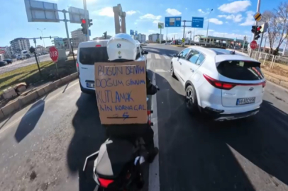 Sırtına astığı yazıyla trafiğe çıktı, görenler korna çaldı