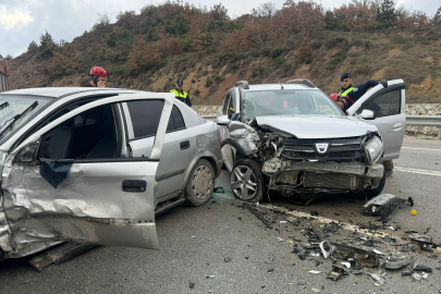 Bursa İznik'te feci kaza! Kafa kafaya çarpıştılar