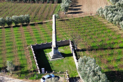 İznik'teki 2 bin yıllık Roma Dikilitaşı turistlerin gözdesi oldu