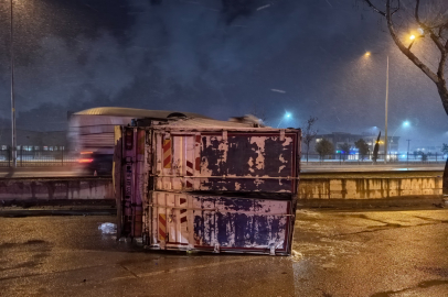 İnegöl'de feci kaza: İçecek yüklü kamyon devrildi