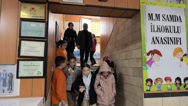 İnegöl’de öğretmen ve öğrencisi yıllar sonra aynı okulda-Bursa Hayat Gazetesi-4