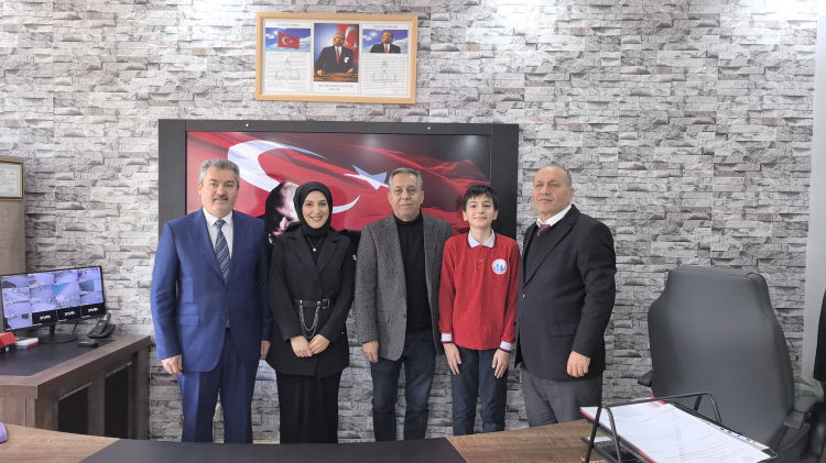 İnegöl’de öğretmen ve öğrencisi yıllar sonra aynı okulda-Bursa Hayat Gazetesi-3