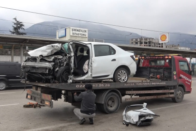 Bursa’da feci kaza: Otomobil metro istasyonu duvarına çarptı!