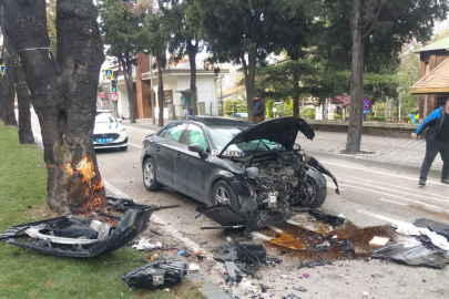 Motosiklete çarpmamak için manevra yapan sürücü ağaca çarptı