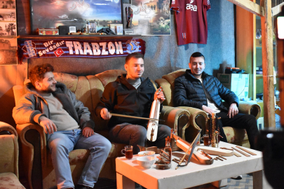 Kemençe yapımını dededen öğrendi, İznik'ten dünyaya tanıttı!