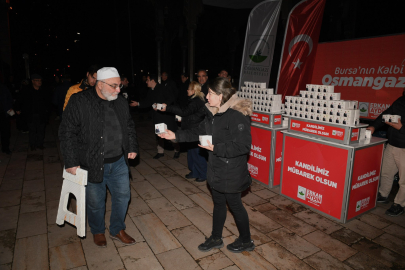 Bursa'da vatandaşlara sıcak kandil simidi ikramı