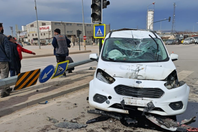 Bursa'da hafif ticari araç ile otomobil çarpıştı: 1 yaralı