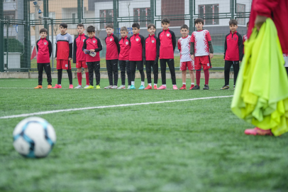 Bursa'nın her bölgesinden talep var! Gençleri futbola kazandırıyor