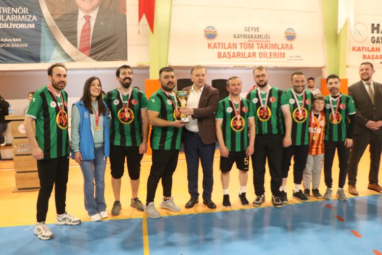 Ödüller sahiplerini buldu! Voleybol turnuvasında şampiyon belli oldu - Bursa Hayat Gazetesi-2