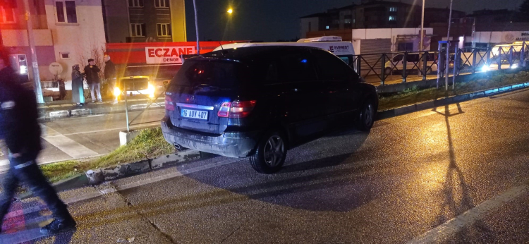 Bursa'da kafa kafaya çarpıştılar! Eczanenin bahçesine uçtu - Bursa Hayat Gazetesi-2