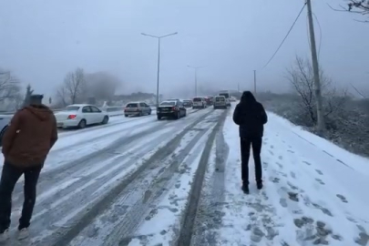Bursa’da sürücülerin zor anları! Kar yağmaya başladı, araçlar yollarda kaldı