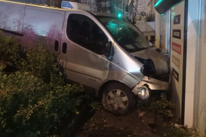 Bursa'da kafa kafaya çarpıştılar! Eczanenin bahçesine uçtu