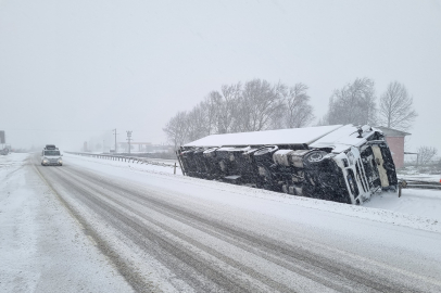 Bursa'da Ankara ve İzmir yönünde kar yağışı kazalara yol açtı