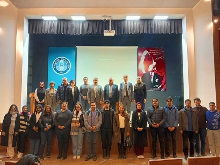 Ötüken Türkçe Sözlük yazarı Yaşar Çağbayır’dan ilham verici konferans - Bursa Hayat Gazetesi-2