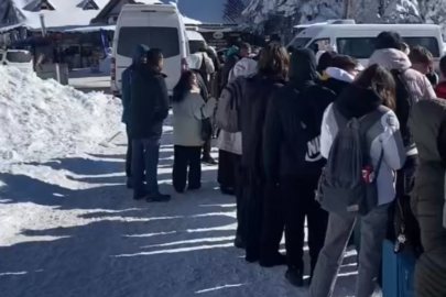 Uludağ’da teleferik çilesi: Soğukta saatlerce beklediler