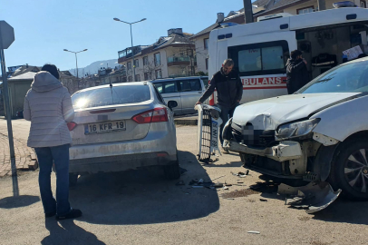 Bursa'da aynı yönde ilerlerken sokağa manevra yapınca çarpıştılar