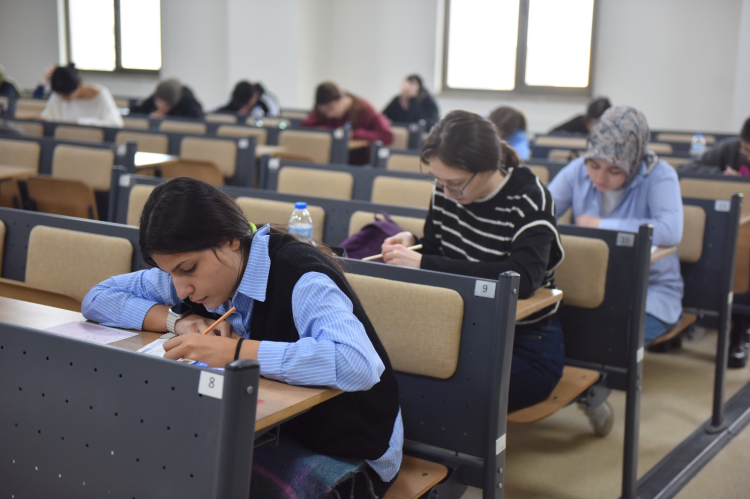 Bursa’da öğrenciler ücretsiz TYT deneme sınavında ter döktü - Bursa Hayat Gazetesi-3