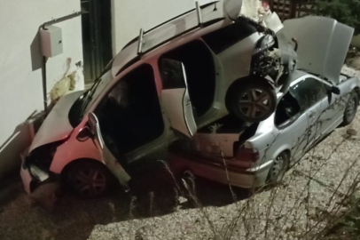 Gemlik’te kontrolden çıkan otomobil park halindeki aracın üzerine düştü