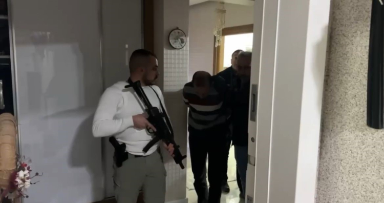 Bursa’da FETÖ firarisi astsubay sahte kimlikle yakalandı - Bursa Hayat Gazetesi-2