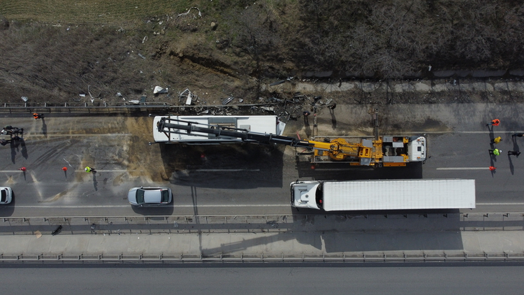 Bilecik’te tır, otobüse çarptı: 11 yaralı!-Bursa Hayat Gazetesi-2