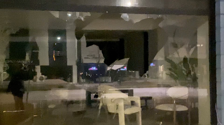 Bursa'da motosikletle önüne geldiği mağazanın camını kırdı - Bursa Hayat Gazetesi-2