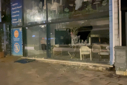 Bursa'da motosikletle önüne geldiği mağazanın camını kırdı