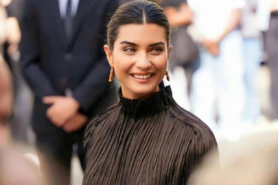 Tuba Büyüküstün Paris Moda Haftası'nda göz kamaştırdı