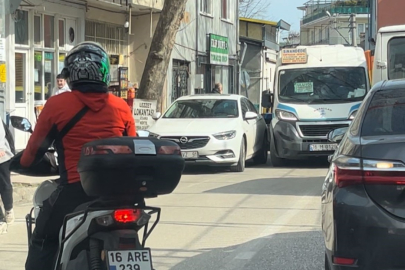 Bursa’da sorumsuz park: İki şeritli yolda trafik çilesi