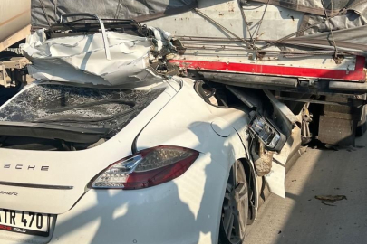 Bursa’da lüks otomobil tırın altına girdi: Sürücü ağır yaralı