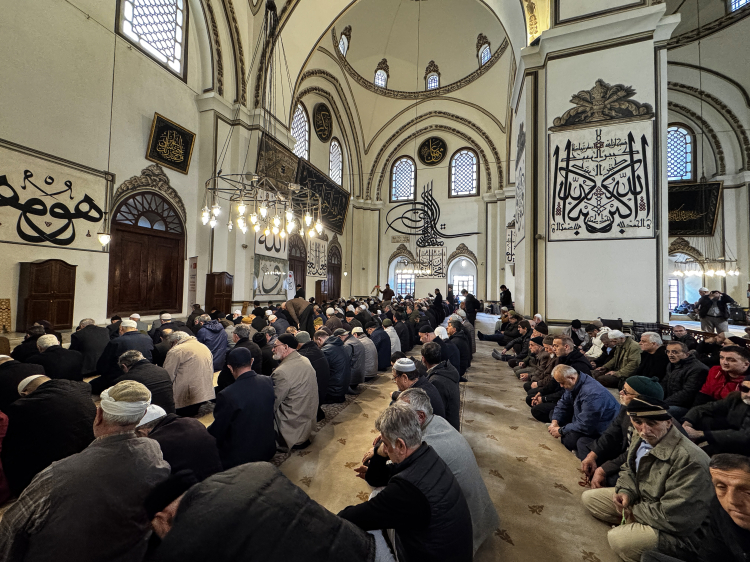 Bursa’da Ramazan coşkusu: İlk cuma namazına yoğun ilgi-Bursa Hayat Gazetesi-2