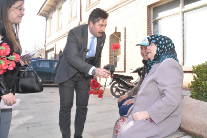 Başkan Özel meclis üyeleriyle birlikte kadınlara karanfil hediye etti