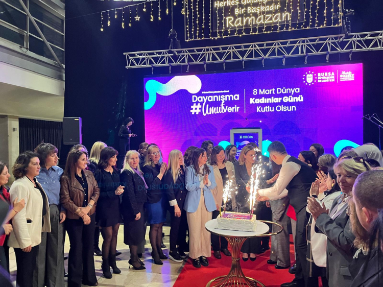 Bursa Büyükşehir Belediyesi’nden emekçi kadınlara özel iftar - Bursa Hayat Gazetesi-2