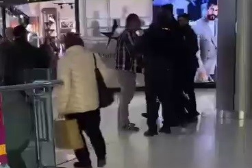 Bursa'daki alışveriş merkezinde müşteri ile güvenlik görevlisi arasında tartışma