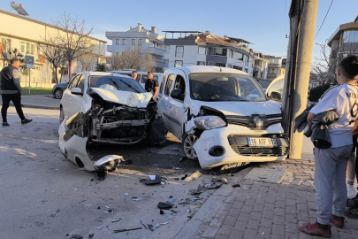 İnegöl’de hafif ticari araç ile otomobil çarpıştı: 1 yaralı