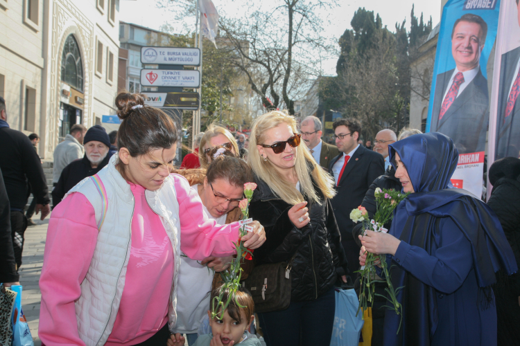 Saadet Partisi Bursa Kadın Kolları karanfil dağıtarak mesaj verdi - Bursa Hayat Gazetesi-3