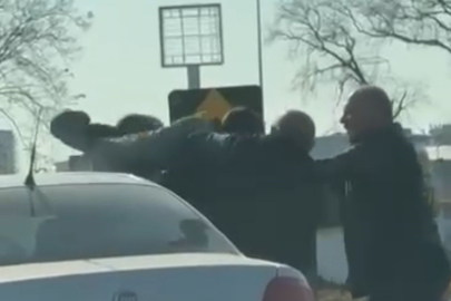 Bursa’da trafikte sinirler gerildi: Caddeyi ringe çevirdiler