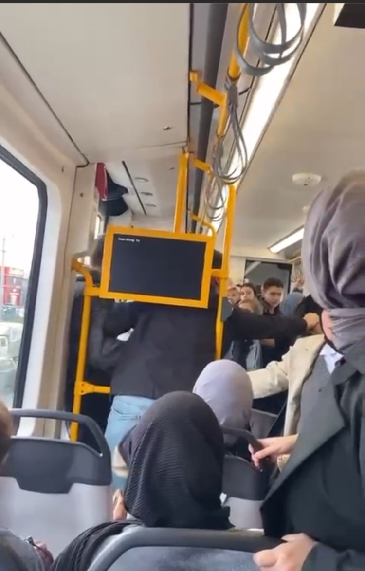 Bursa'da metroda yaşanan tartışma kavgaya dönüştü!-Bursa Hayat Gazetesi-2