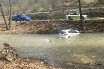 Bursa'da otomobil dereye uçtu, sürücü ve arkadaşı yaralandı