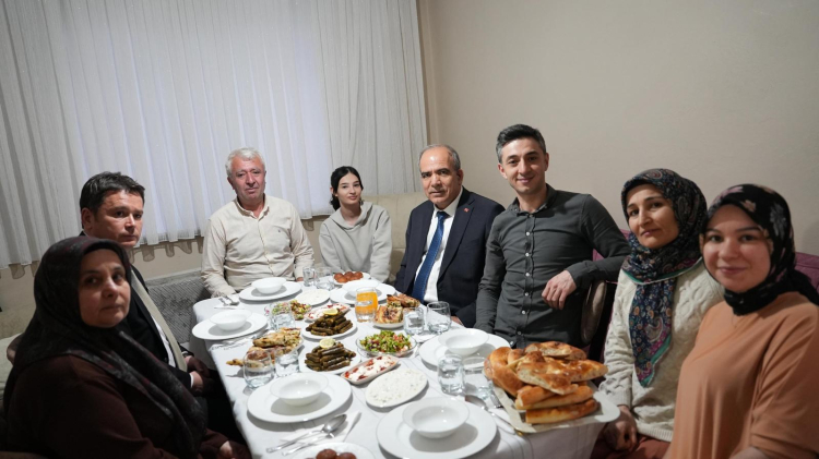 Başkan Aydın, iftar sofrasına konuk oldu-Bursa Hayat Gazetesi-2